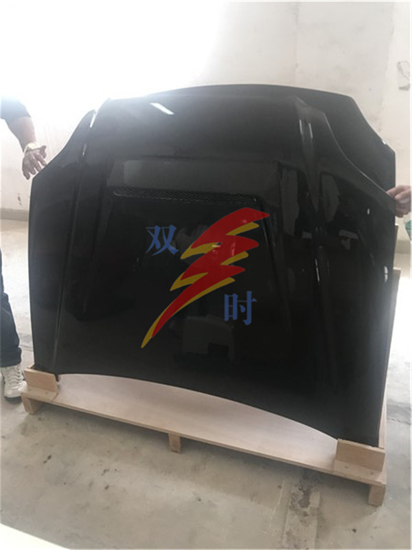 轎車前引擎蓋